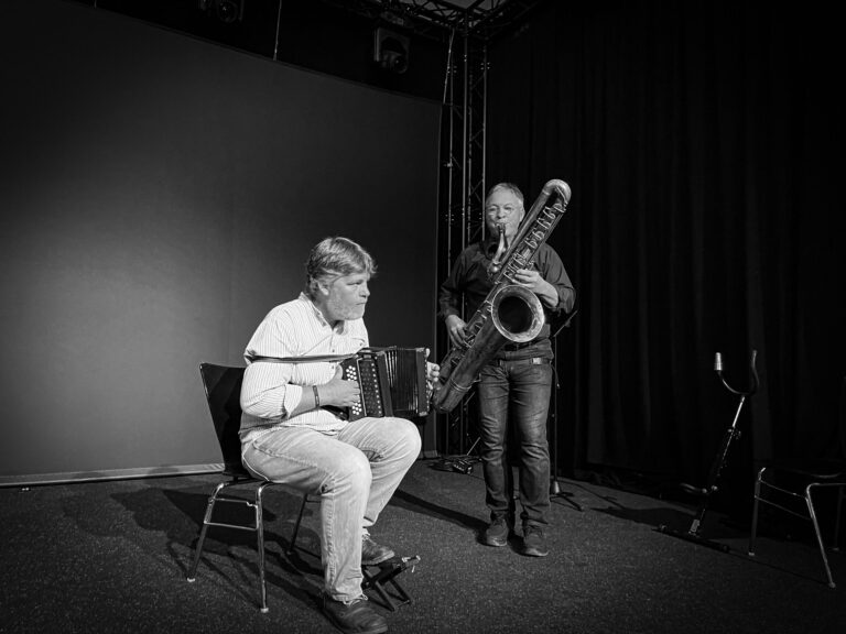 Hanspeter Ulrich und Peter Zulauf. Schwyzerörgeli und Basssaxophon.