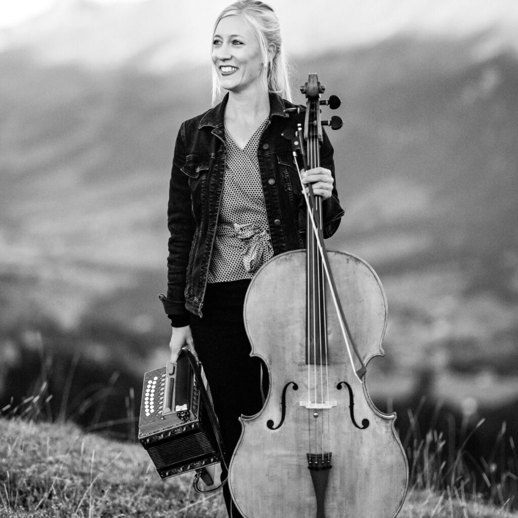 Kristina Brunner mit Schwyzerörgeli und Cello.