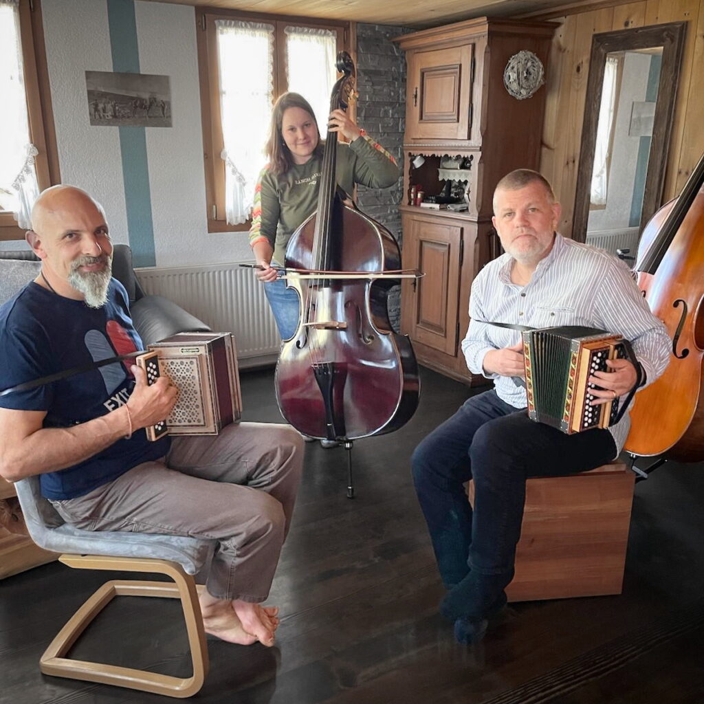 Toni Flückiger, Sandra Flückiger und Haeme Ulrich am Musizieren. Die Schwyzerörgelis sind gebaut von Toni Flückiger.