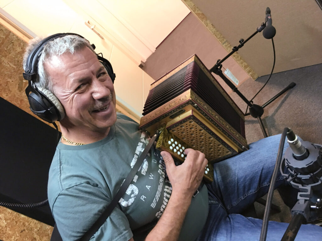 Res Schmid bei den Aufnahmen des neuen Albums «Bärner Musig».