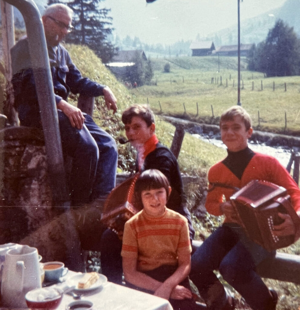 Res Schmid und Kurt Schmid als Teenagers mit ihren Schwyzerörgelis.