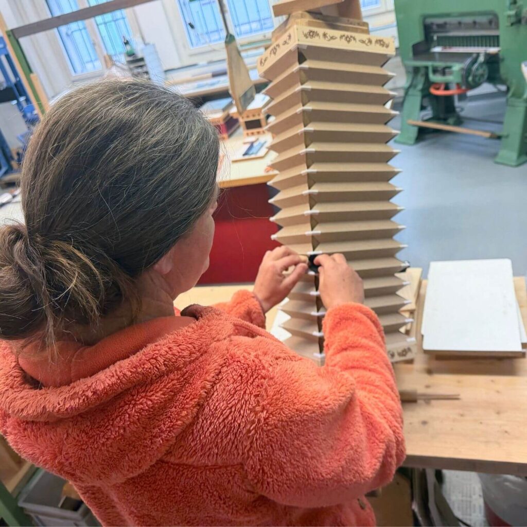 Produktion des Balges für ein Schwyzerörgeli.